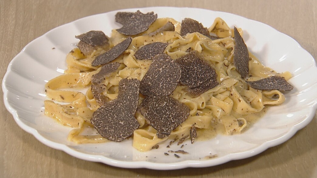 פטוצ׳יני חלמונים בחמאת כמהין עם פרוסות כמהין שחורו