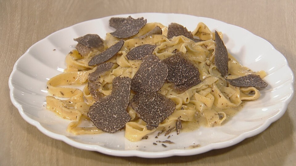 פטוצ׳יני חלמונים בחמאת כמהין עם פרוסות כמהין שחורו (צילום: עוטף ישראל, קשת 12)