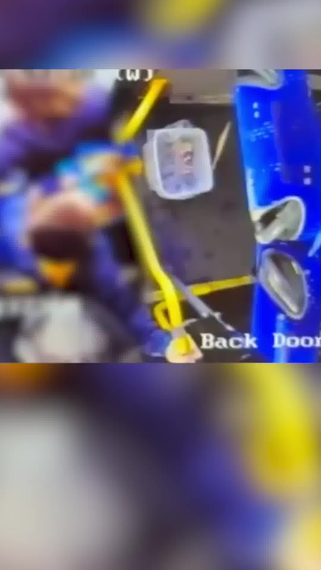 תיעוד מזעזע: נוסע שפך נוזל דליק על קטין שישב באוטובוס וניסה להציתו - הילד נפגע קלות