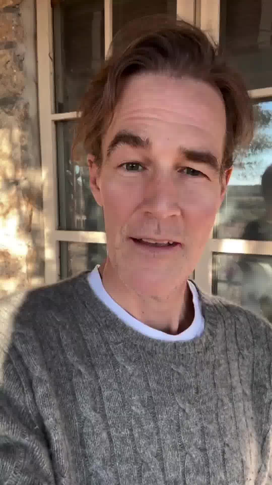 השחקן ג'יימס ואן דר ביק ("דוסון קריק") הלך לעולמו בגיל 48
