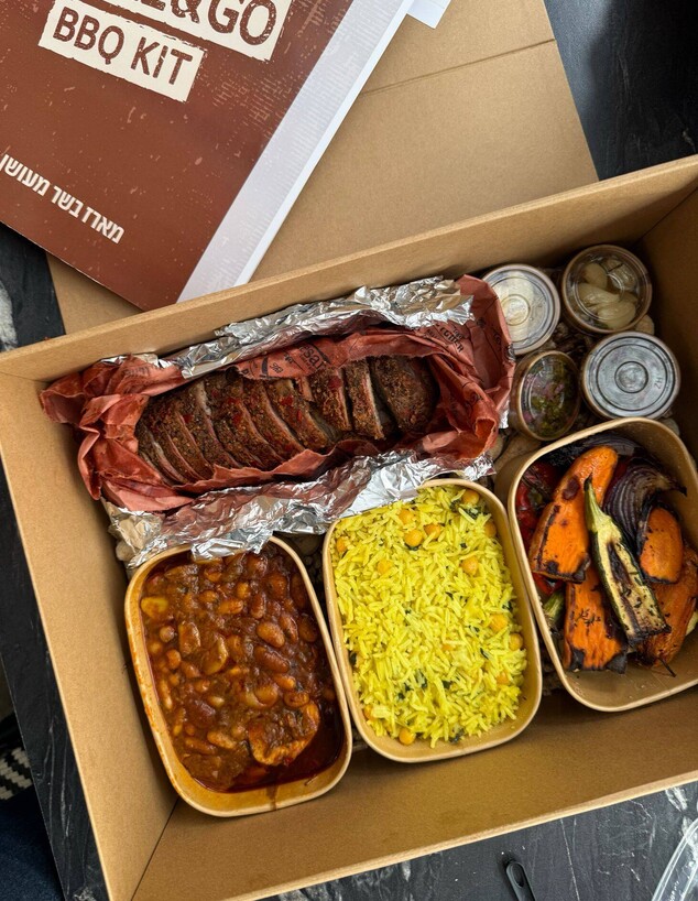 סלסלה שהיא ארוחת בשר מעושן למשפחה