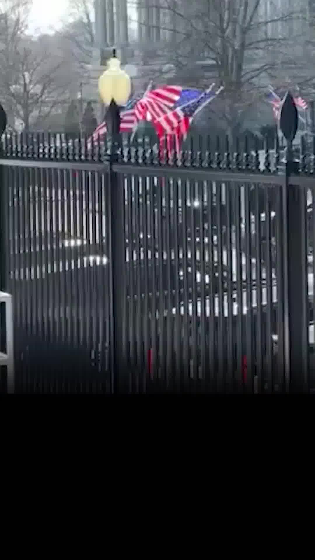 לאחר פגישה שנמשכה כשלוש שעות: נתניהו עזב את הבית הלבן 
