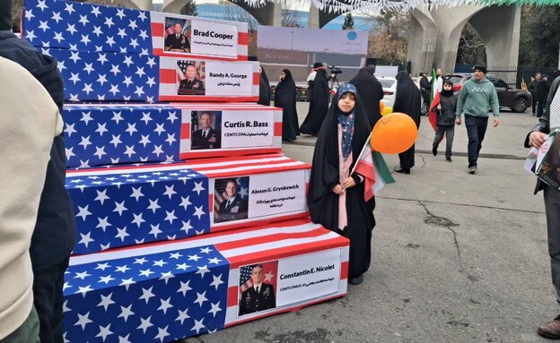 ארונות קבורה שמכוסים בדגלי ארה"ב