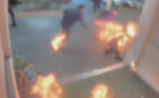 תיעוד: גבר שנחשד בניסיון לפגיעה עצמית הצית שוטרים