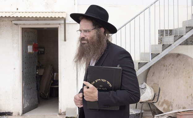 מיקי לאון בסרט "חשבונות שמיים"