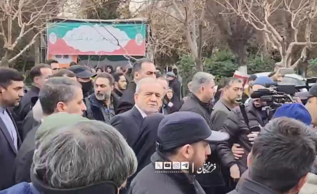 נשיא איראן פזשכיאן באירועי יום השנה למהפכה האסלאמי