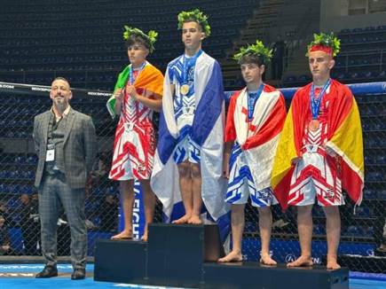 פריינטה על הפודיום. רגע ענק (צילום באדיבות: איגוד ה-MMA) (צילום: ספורט 5)