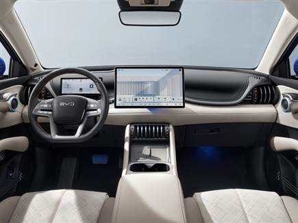 תא נוסעים עדכני, עם קונסולה מרכזית חדשה ולוח מחוונים גדול יותר (צילום: ספורט 5)