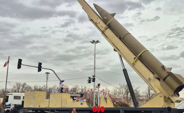 מיצג טילים באירועי יום השנה למהפכה האסלאמית