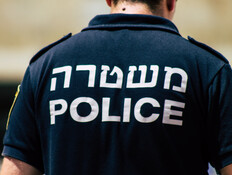 השוטר הצמיד אקדח לראשה של בתו, והכה את אשתו