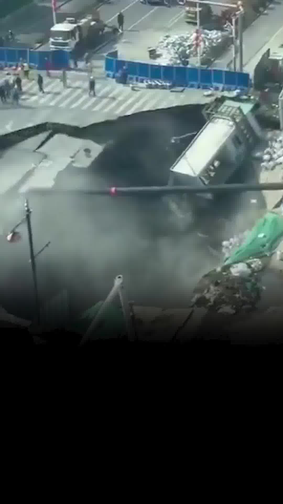 בולען ענק שנפער באמצע הכביש - תיעוד משנגחאי, סין