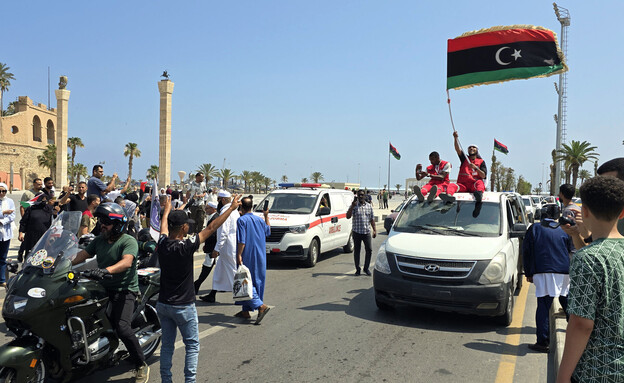 מחאה טריפולי לוב דגל (צילום: MAHMUD TURKIA , getty images)