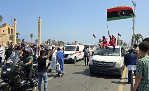 מחאה טריפולי לוב דגל (צילום: MAHMUD TURKIA , getty images)