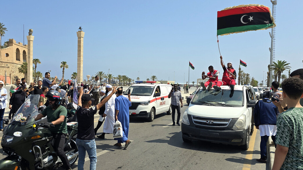 מחאה טריפולי לוב דגל