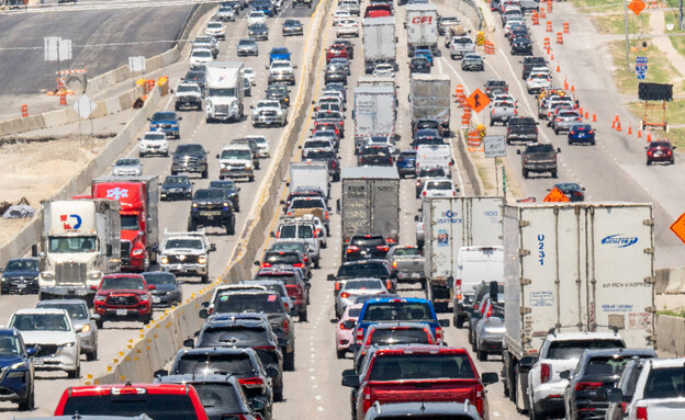 מכוניות בכביש בין מדינתי באוסטין, טקסס
