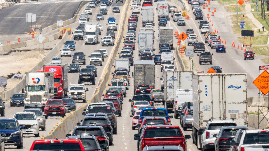 מכוניות בכביש בין מדינתי באוסטין, טקסס