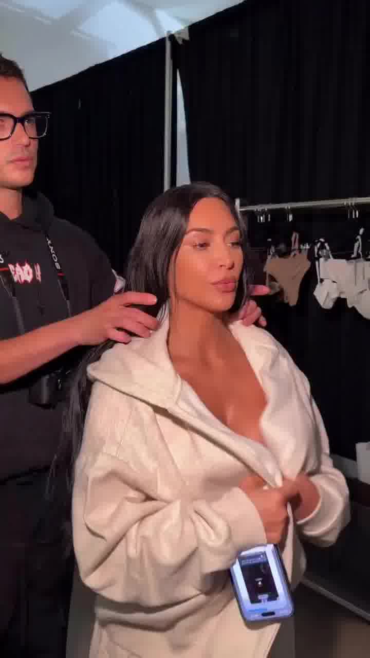 קים באה לבקר את קיילי על סט הצילומים של סקימס