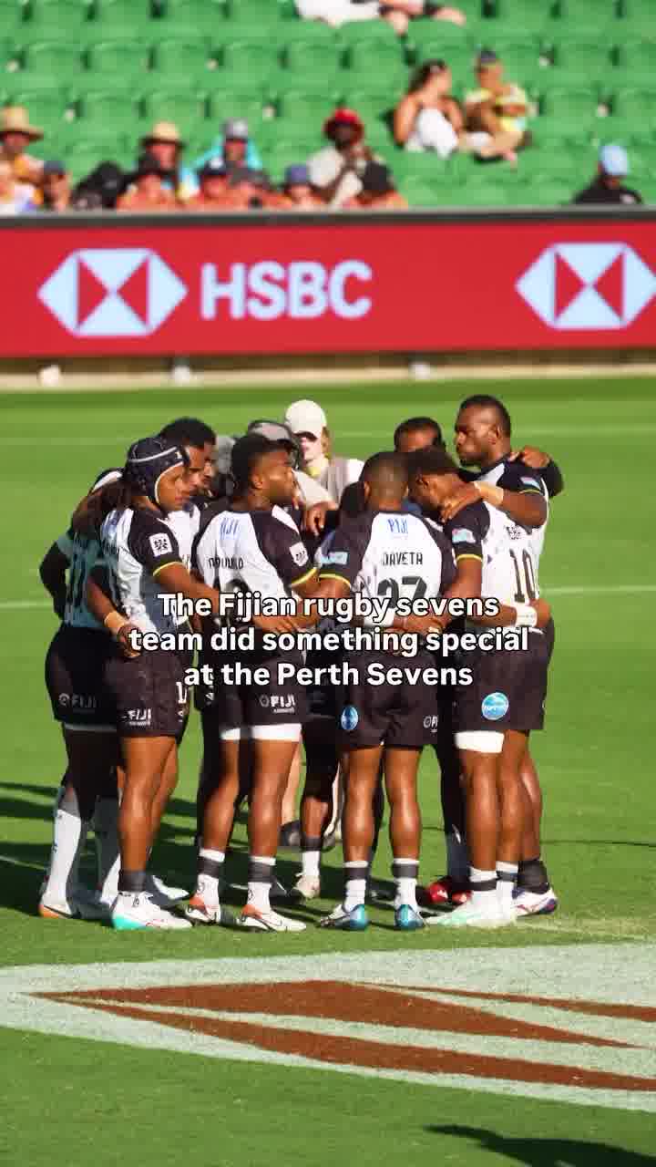 לא סגורים על החוקים של רוגבי, אבל אנחנו די בטוחים שהילדה היא הקפטן עכשיו