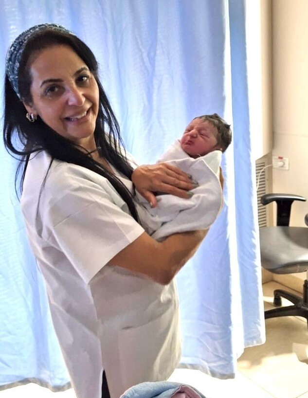 אביבית במחלקת היולדות שבה היא עובדת