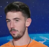 עמרי רוזנבליט והרגל התותבת (צילום: המירוץ למיליון, קשת 12)