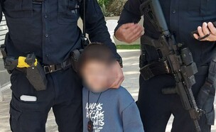 בנה של שני פרנקל עם השוטרים שהגיעו לביתו (צילום: באדיבות שני פרנקל)