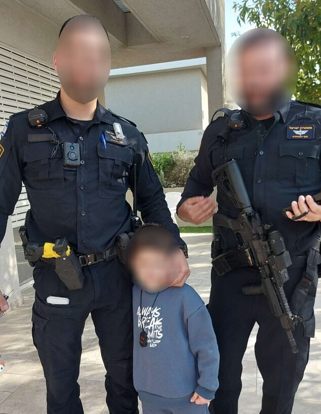 בנה של שני פרנקל עם השוטרים שהגיעו לביתו