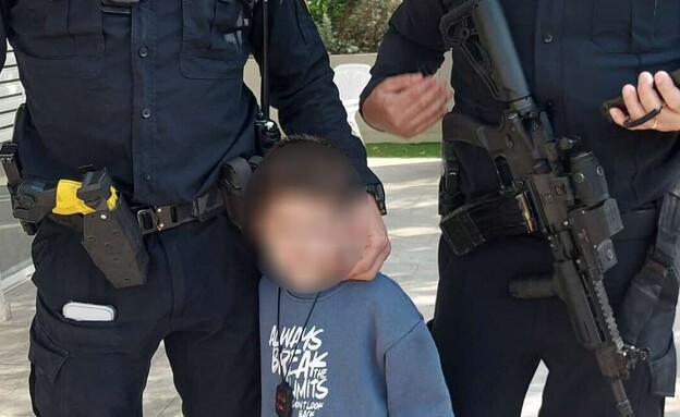 בנה של שני פרנקל עם השוטרים שהגיעו לביתו