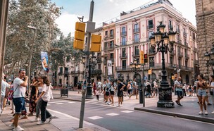 ברצלונה תיירים  (צילום: Asia World Trust Group, shutterstock)