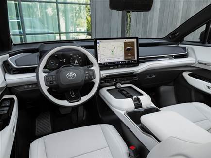 העיצוב מרגיש עמוס. לוח מחוונים &ldquo;12.3 ומסך מולטימדיה &ldquo;14, ויש לא מעט כפתורים פיזיים