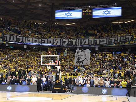 גם הקהל שם את המחאות בצד (אלן שיבר)