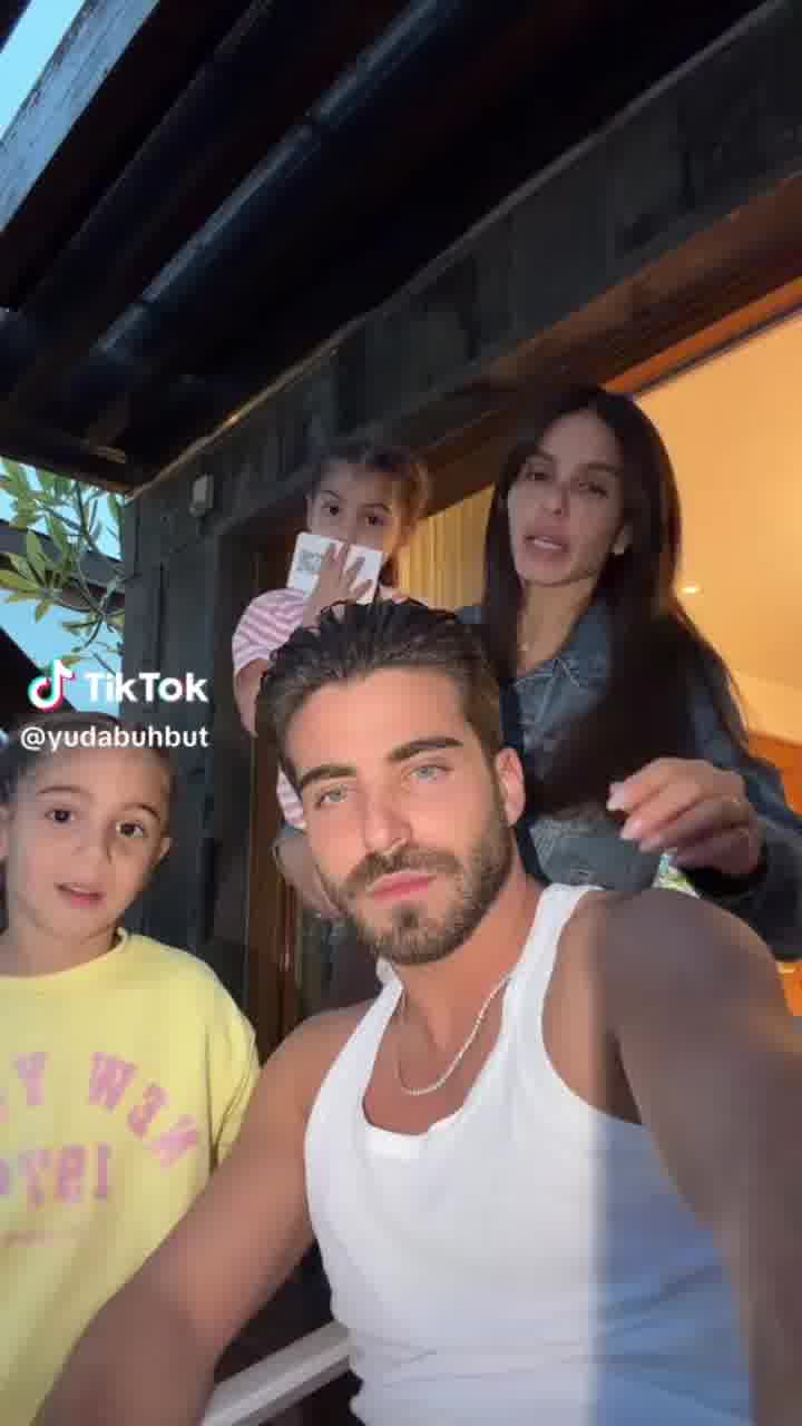 באמת עברו כמה דקות שמיכל ויהודה לא קידמו את השיר שלו