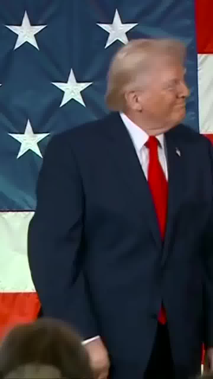 טראמפ נותן ב-YMCA. מלאניה לא נראית מרוצה