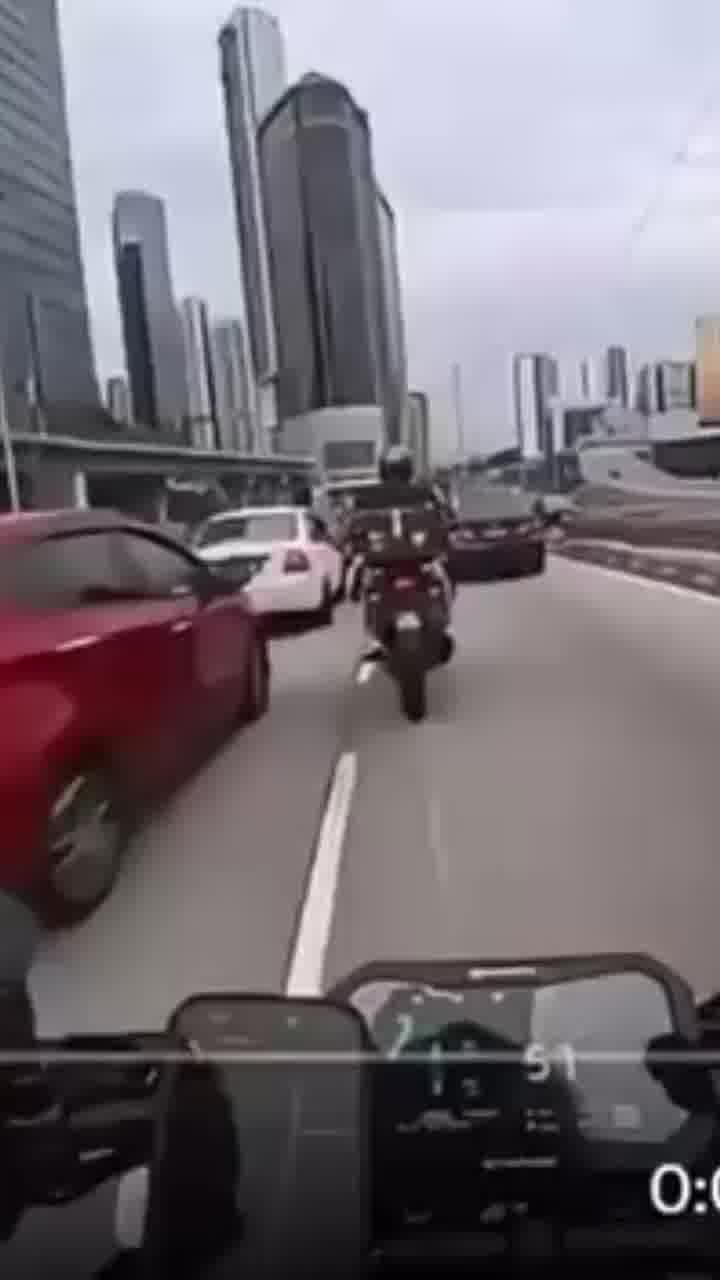 שילוב של אופנוע ודלת פתוחה של מכונית לעולם לא ייגמר בטוב