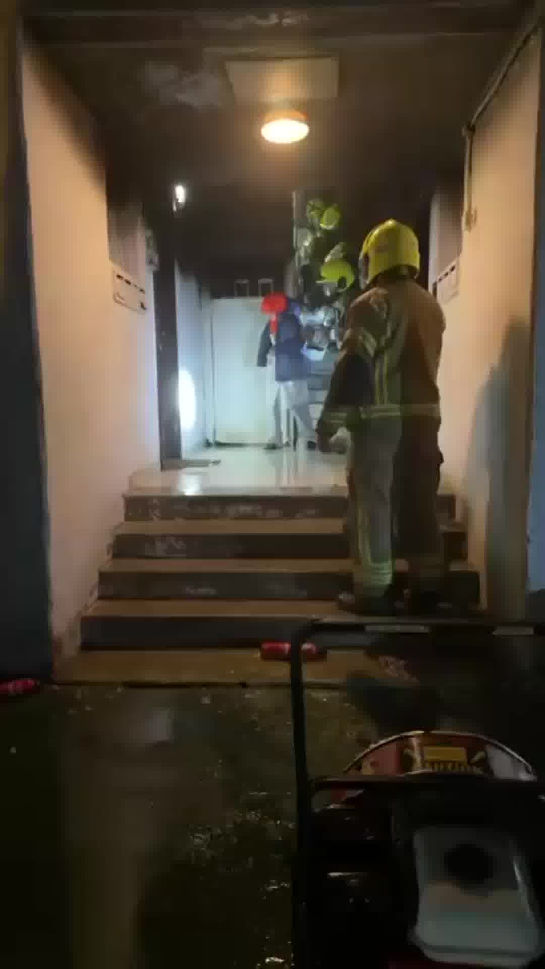 במהלך הלילה: לוחמי אש חילצו 10 לכודים משריפה במבנה מגורים בן 4 קומות בבאר שבע