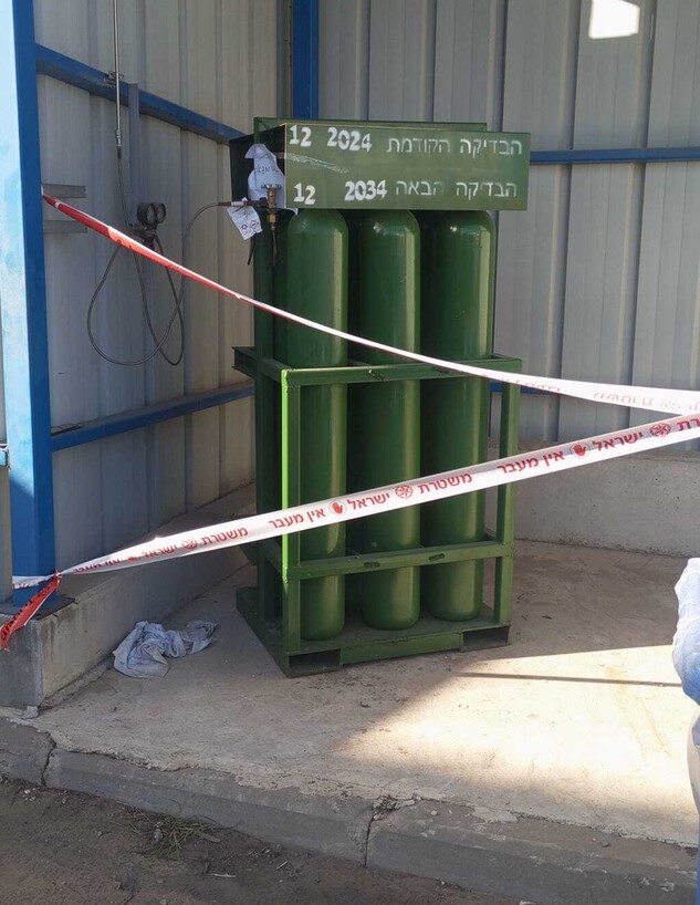 המכלים בסוללה באתר האירוע