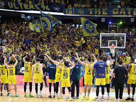 מכבי ת&ldquo;א ממשיכה לנצח בהיכל (אלן שיבר) (צילום: ספורט 5)