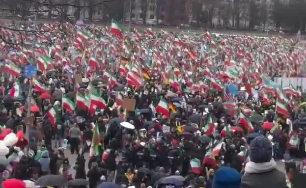 כרבע מיליון בני אדם הפגינו במינכן נגד המשטר באיראן