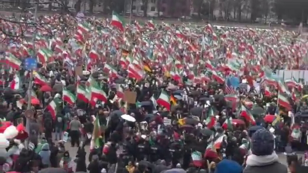 כרבע מיליון בני אדם הפגינו במינכן נגד המשטר באיראן