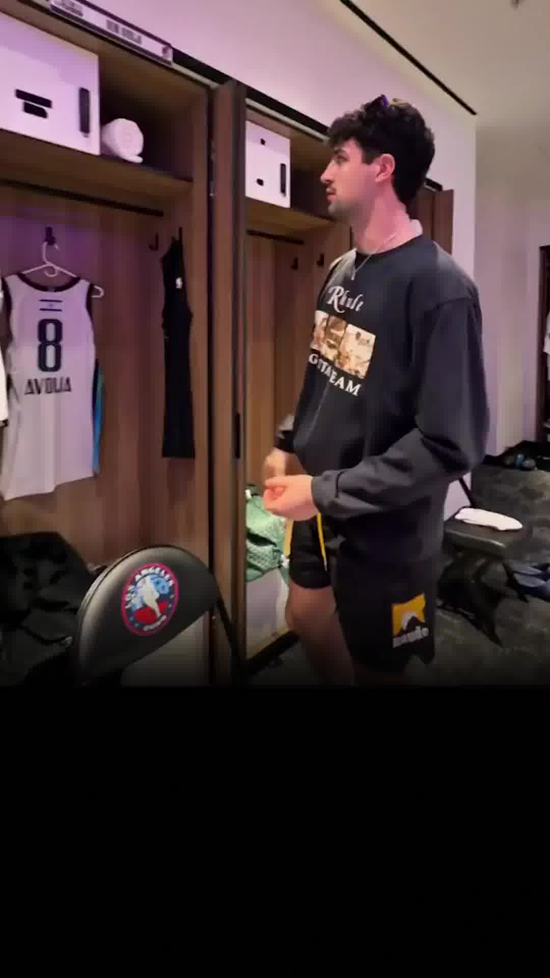 גאווה ישראלית: דני אבדיה וחולצת האולסטאר - שעליה דגל ישראל, רגע לפני המשחקים