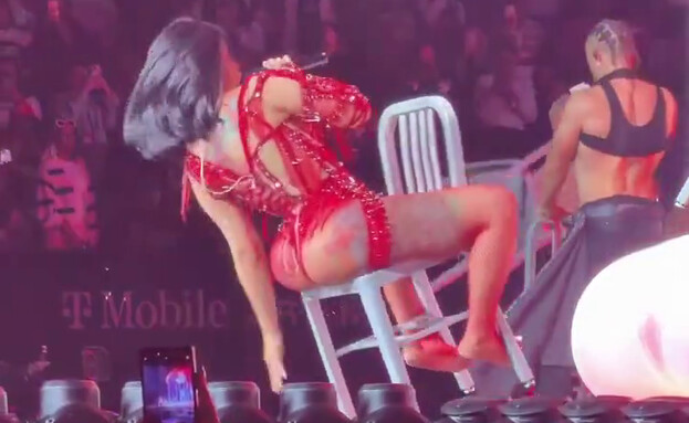 קארדי בי נופלת