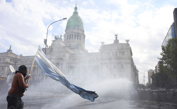 עימותים קשים מחוץ לפרלמנט בארגנטינה (צילום: רויטרס) עימותים קשים מחוץ לפרלמנט בארגנטינה (צילום: רויטרס)