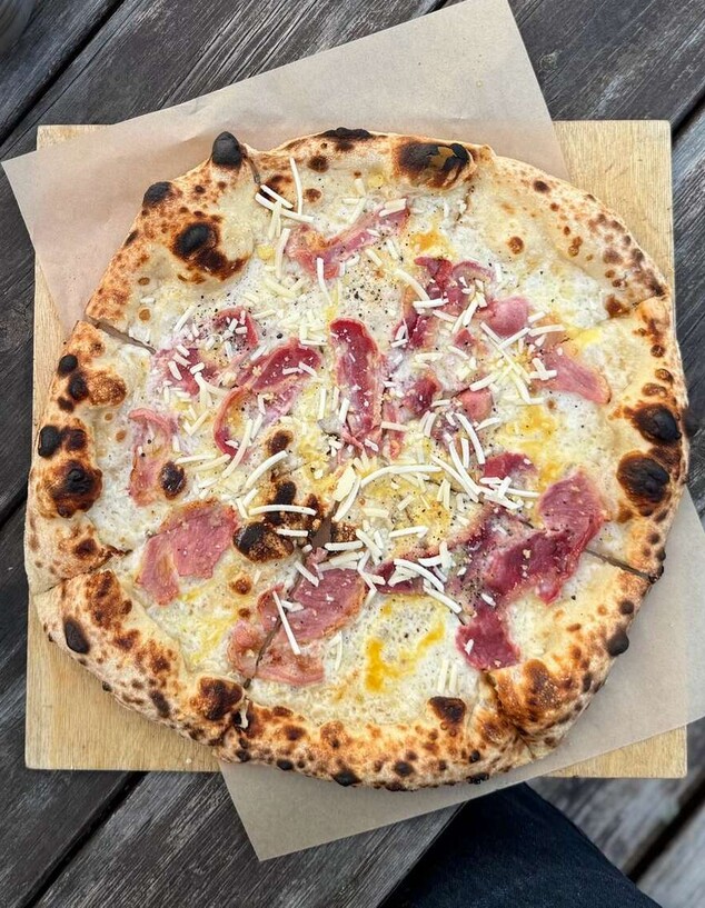 פיצה טלה ופרובולונה. לה לונה