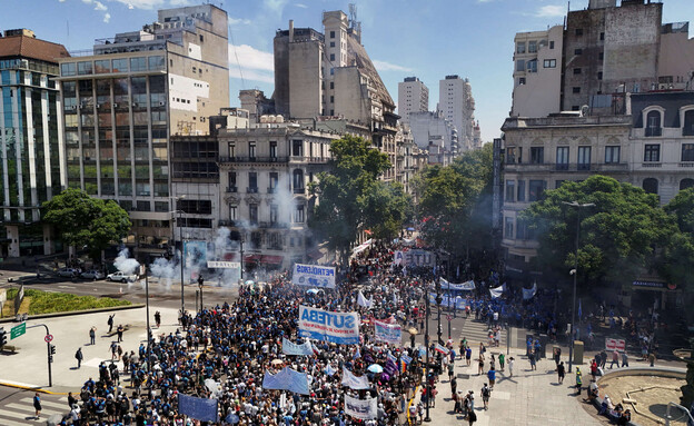 עימותים קשים מחוץ לפרלמנט בארגנטינה