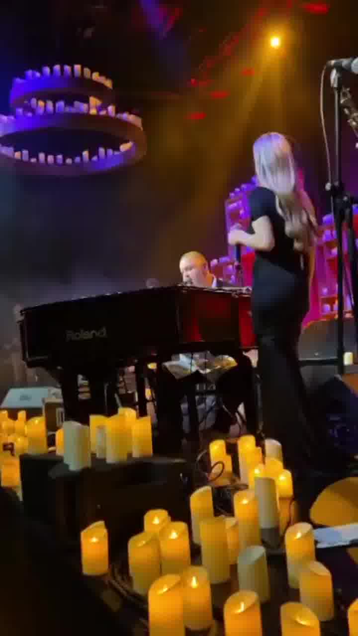 ליום אהבה, ולאור נרות: ארקדי דוכין אירח את ספיר סבן, ויחד הם ביצעו את "ואני קורא לך"