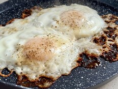 ביצת עין עם מוצרלה ודבש (צילום: יעל קצב, mako אוכל) ביצת עין עם מוצרלה ודבש (צילום: יעל קצב, mako אוכל)