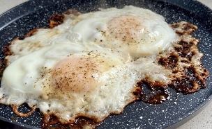 ביצת עין עם מוצרלה ודבש  (צילום: יעל קצב, mako אוכל)