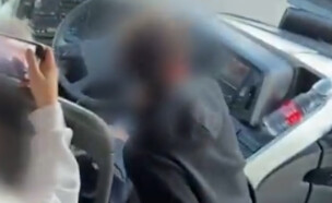 נהג הסעות נתן לתלמיד לנהוג (צילום: דוברות המשטרה)