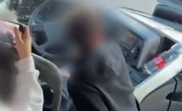נהג הסעות נתן לתלמיד לנהוג (צילום: דוברות המשטרה)