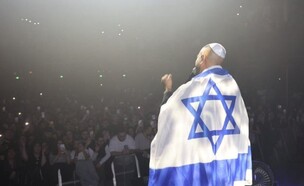 איתי לוי בפריז (צילום: יובל אזולאי)