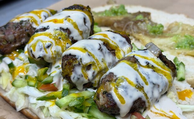 מנה משלה בשרונה מרקט. קבב בפרנה של ענת אלישע